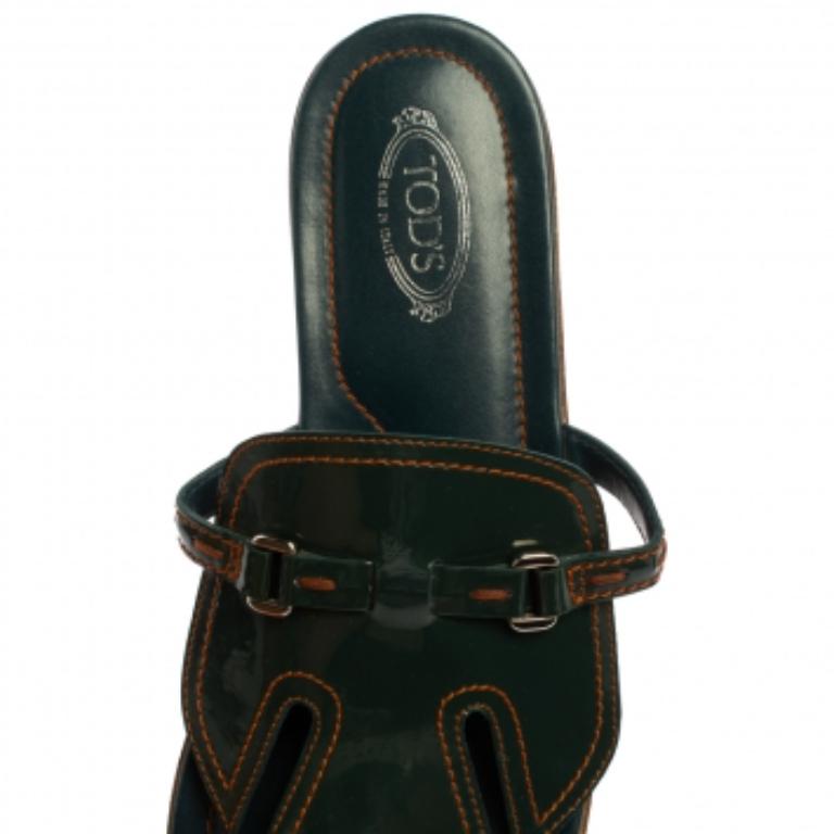 Tod's Green Patent Leather Buckle Detail Thong Flats Size 40.5 In Good Condition For Sale In Dubai, Al Qouz 2