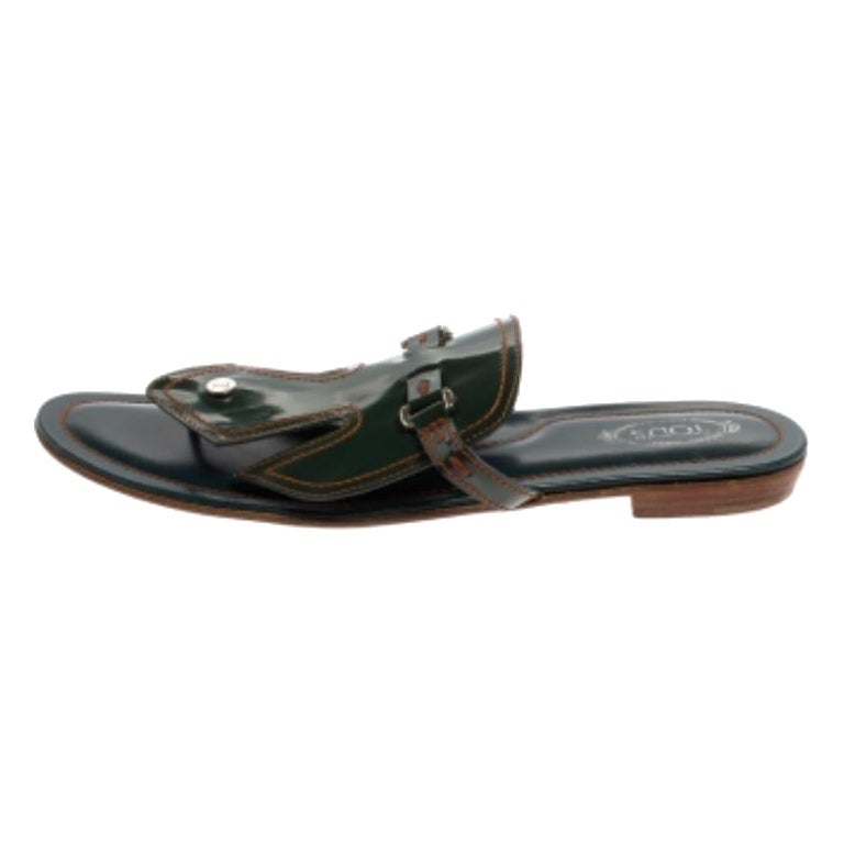 Tod's - Sandales à tongs en cuir verni vert avec boucle Taille 40,5