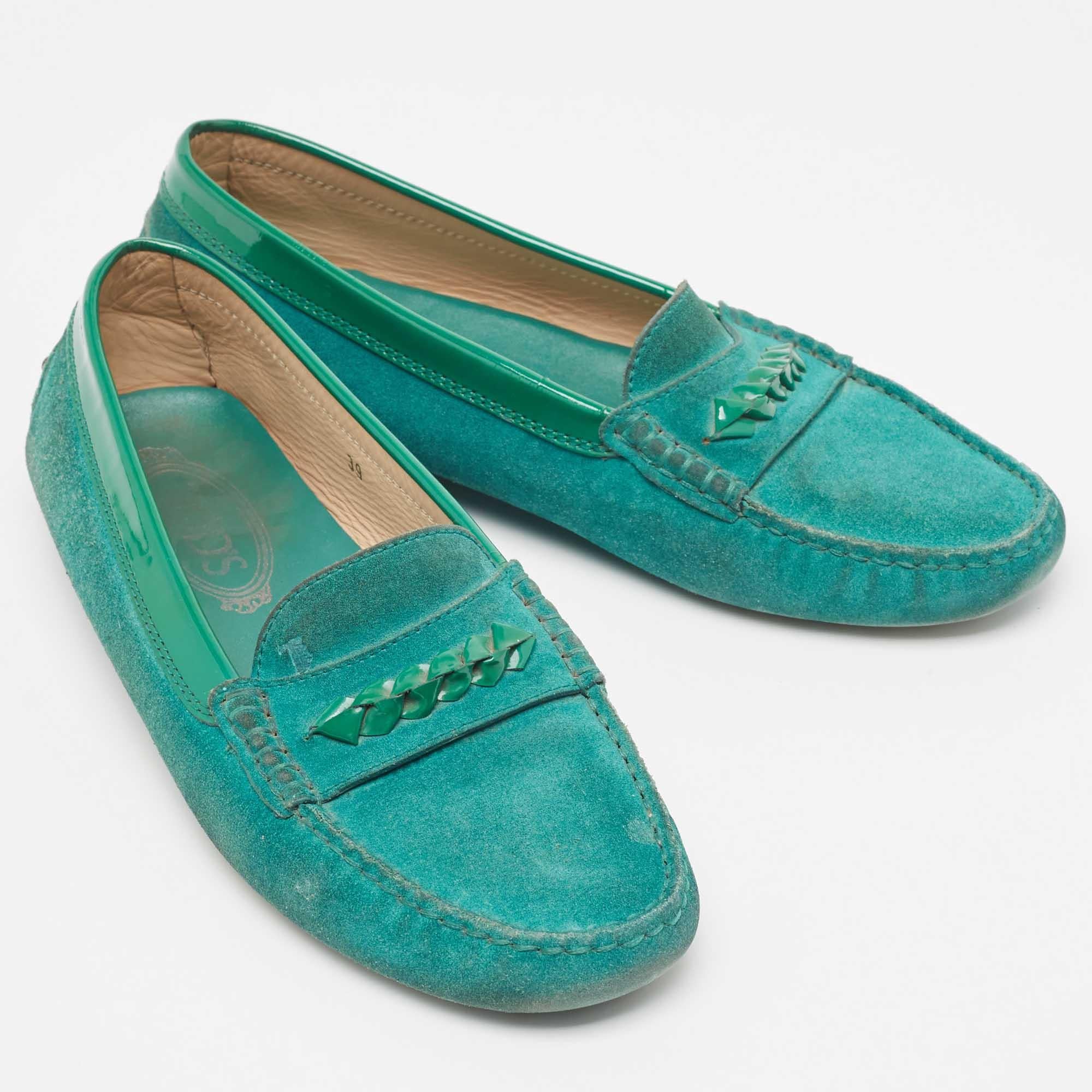 Mocassins en daim et vernis vert de Tod's Taille 39 État moyen - En vente à Dubai, Al Qouz 2