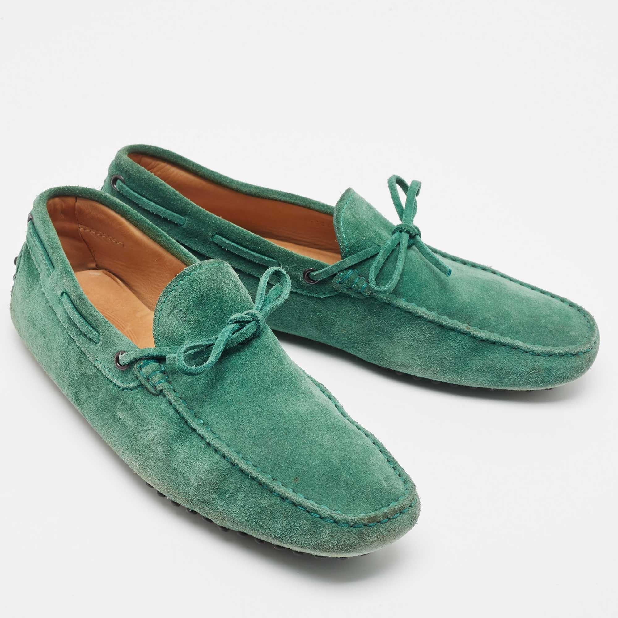Tod's Green Suede Bow Loafers Size 42 In Fair Condition For Sale In Dubai, Al Qouz 2