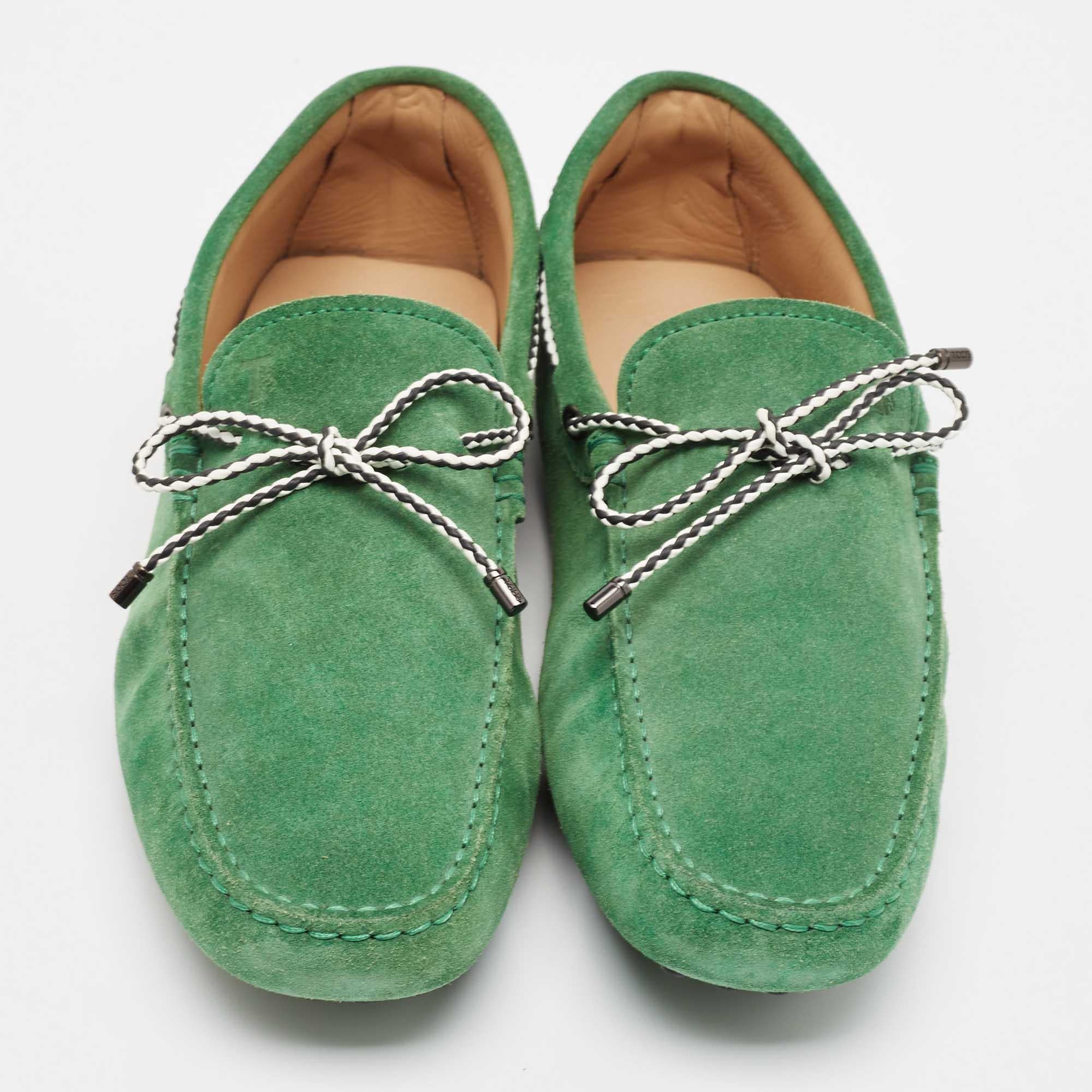 Tod's Green Suede Gommini Bow Loafers Size 41 In Excellent Condition For Sale In Dubai, Al Qouz 2