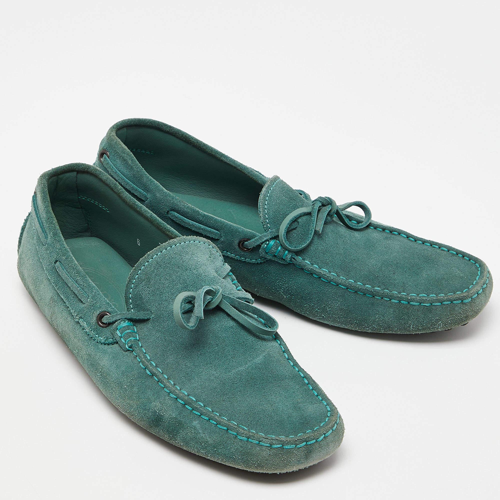 Tod's - Mocassins Gommino en daim vert, taille 39,5 État moyen - En vente à Dubai, Al Qouz 2