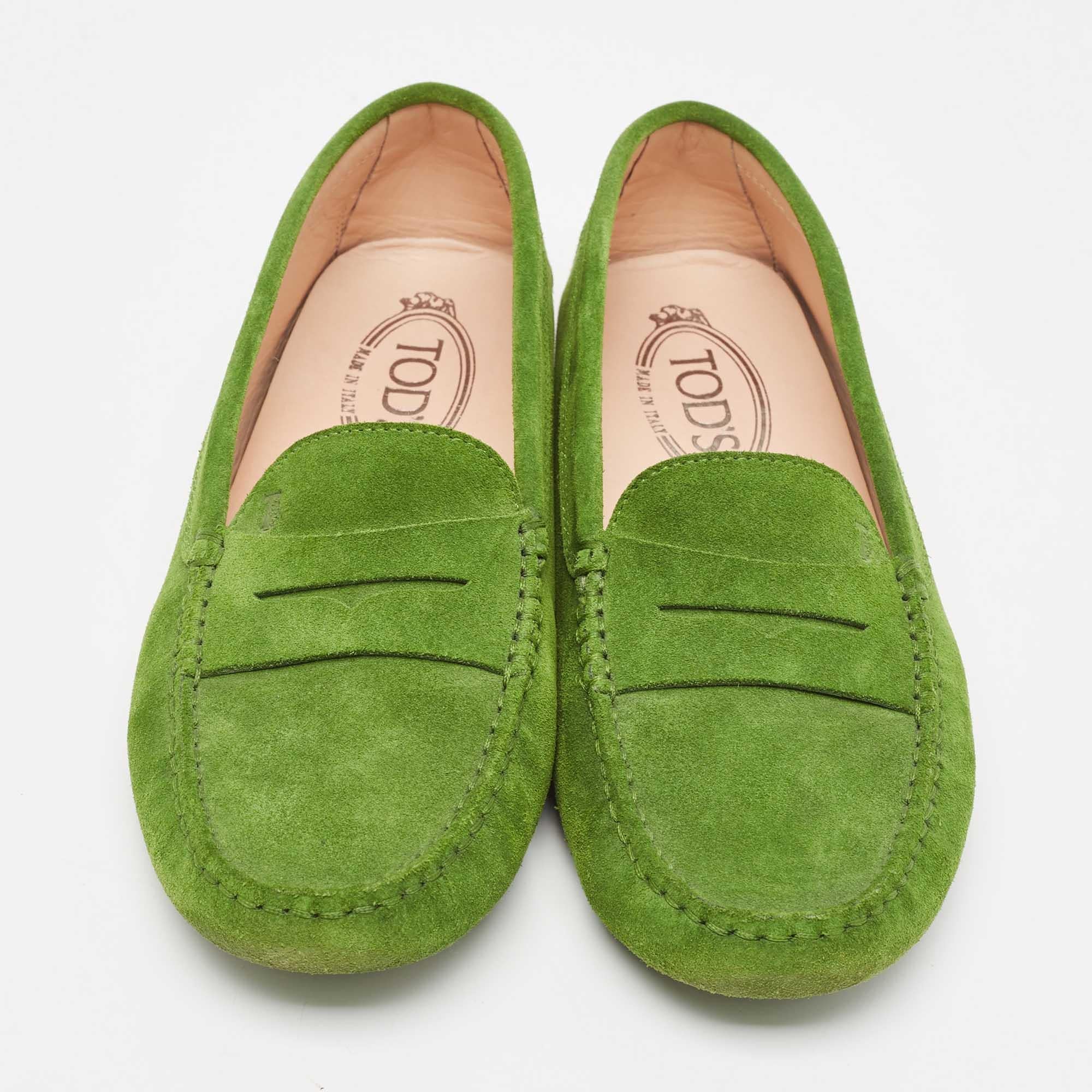 Tod's Green Suede Penny Loafers Size 39 In Good Condition For Sale In Dubai, Al Qouz 2