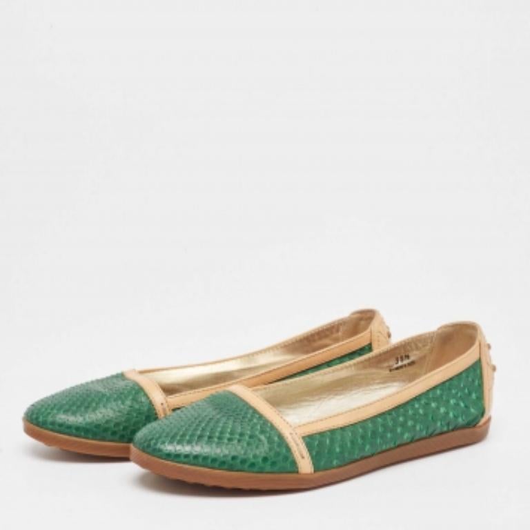 Une paire classique de Tod's est appréciée pour son confort et son look élégant et sans effort qui peut être porté tout au long de la journée et même au travail. Ces mocassins sont réalisés en cuir de python vert et contrastés avec du cuir tan. Les