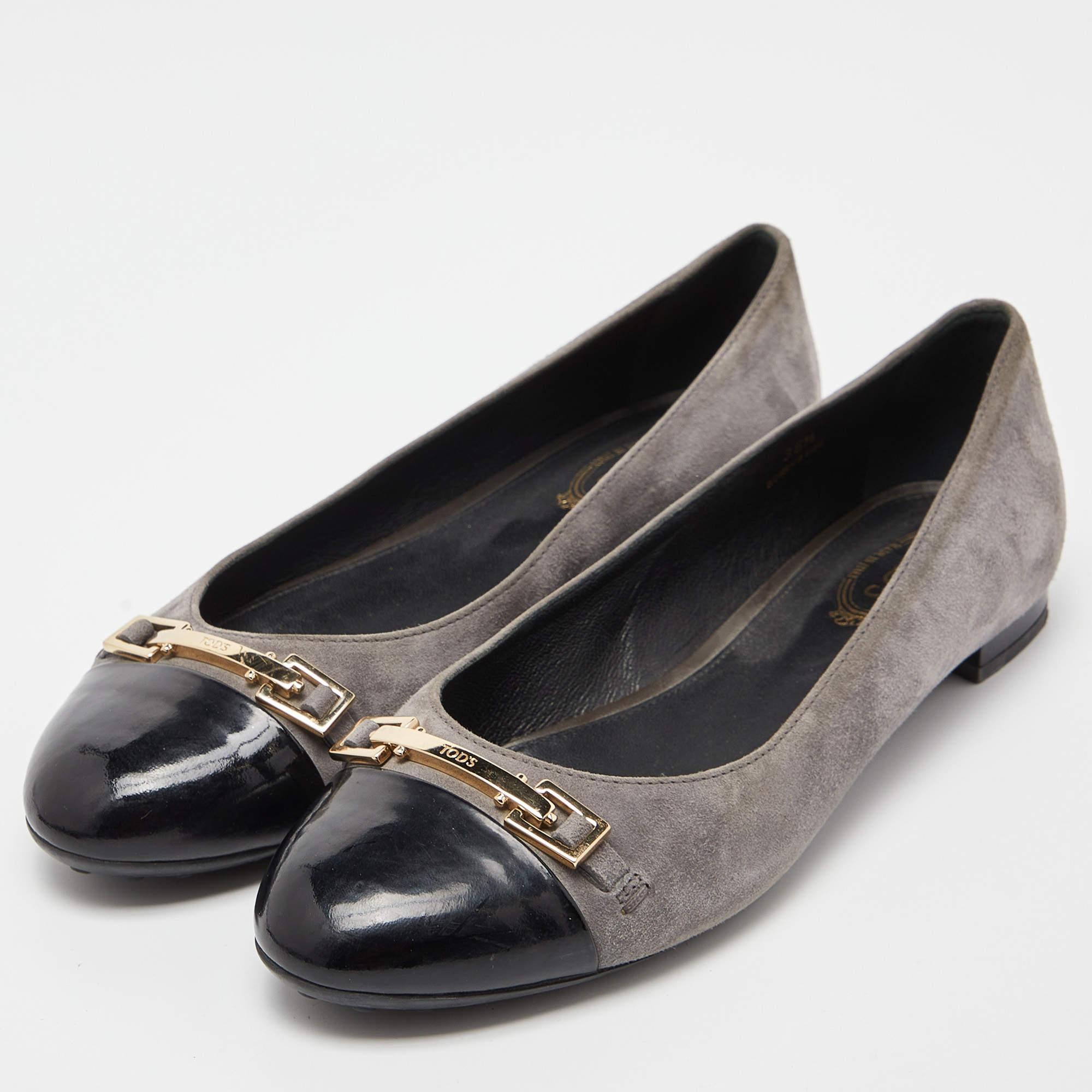 Un paio perfetto di ballerine eleganti e raffinate non può mancare in nessuna collezione e queste scarpe Tod's si abbinano a una vasta gamma di outfit per un look versatile. Realizzate in pelle scamosciata grigia, queste ballerine sono