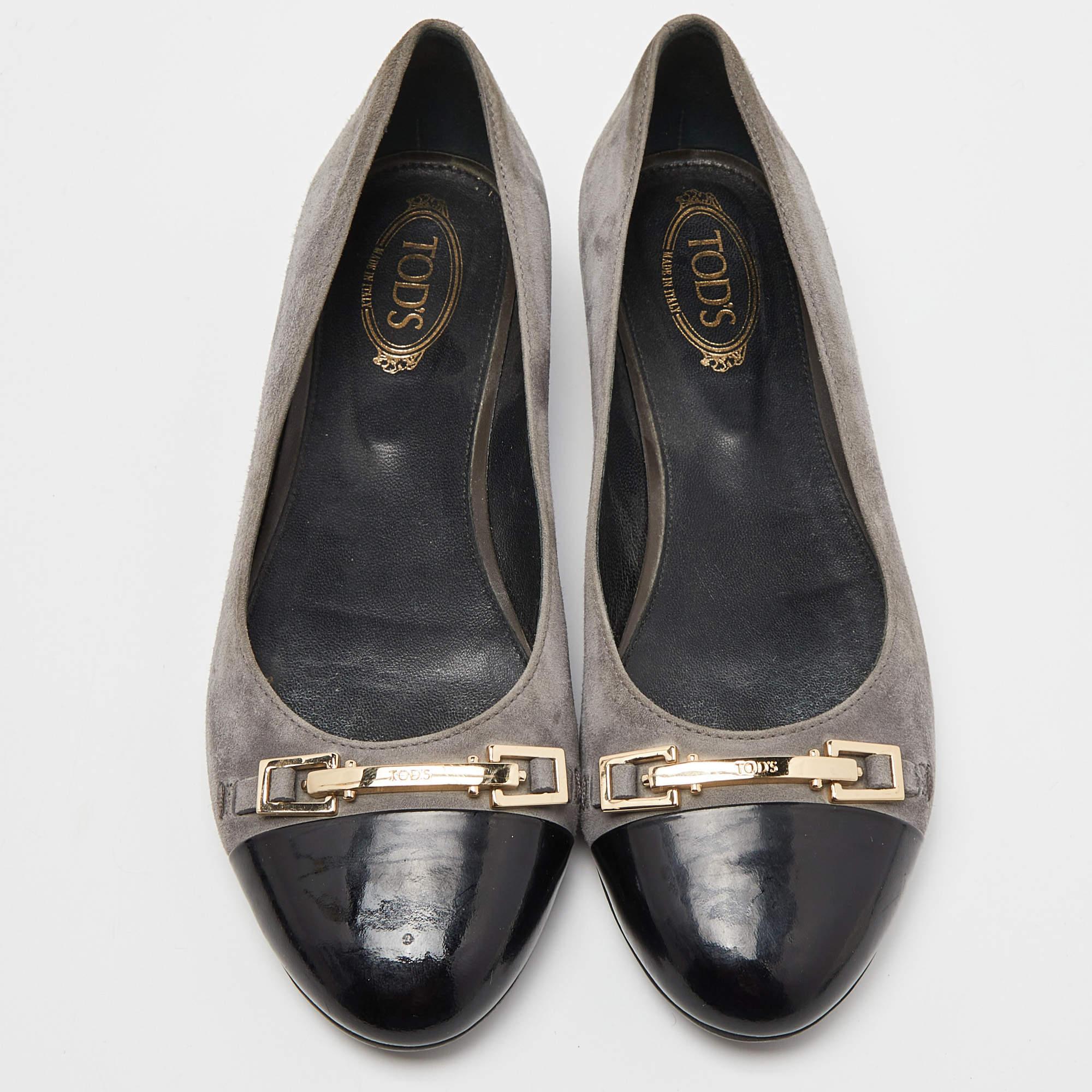 Grigio Ballerine Tod's grigio/nero in pelle scamosciata e vernice con dettaglio fibbia misura 36,5 in vendita