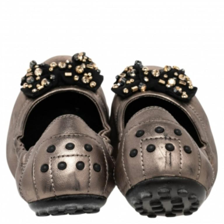 Queste ballerine Tod's sono semplicemente eleganti e di lusso. Realizzate in pelle grigia, sfoggiano dettagli di fiocchi impreziositi da cristalli sulla tomaia, suole in ciottoli e uno stile scrunch per garantirti una buona vestibilità.