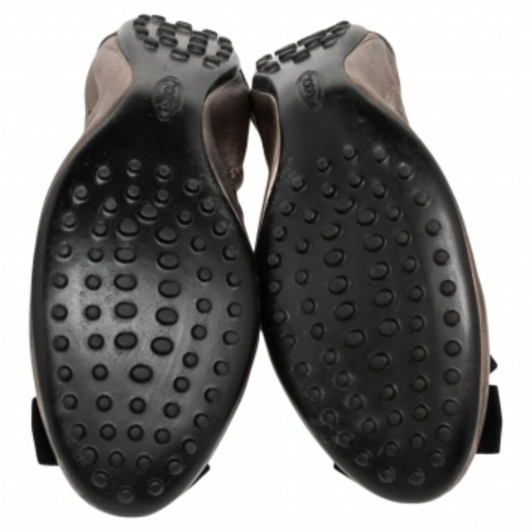 Nero Ballerine Tod's in pelle grigia con fiocco impreziosito da cristalli misura 37,5 in vendita