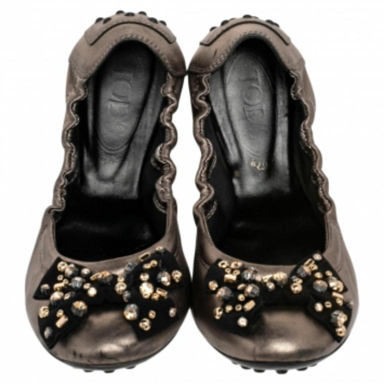 Ballerine Tod's in pelle grigia con fiocco impreziosito da cristalli misura 37,5 In condizioni buone in vendita a Dubai, Al Qouz 2