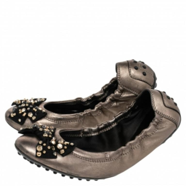 Ballerine Tod's in pelle grigia con fiocco impreziosito da cristalli misura 37,5 in vendita 1