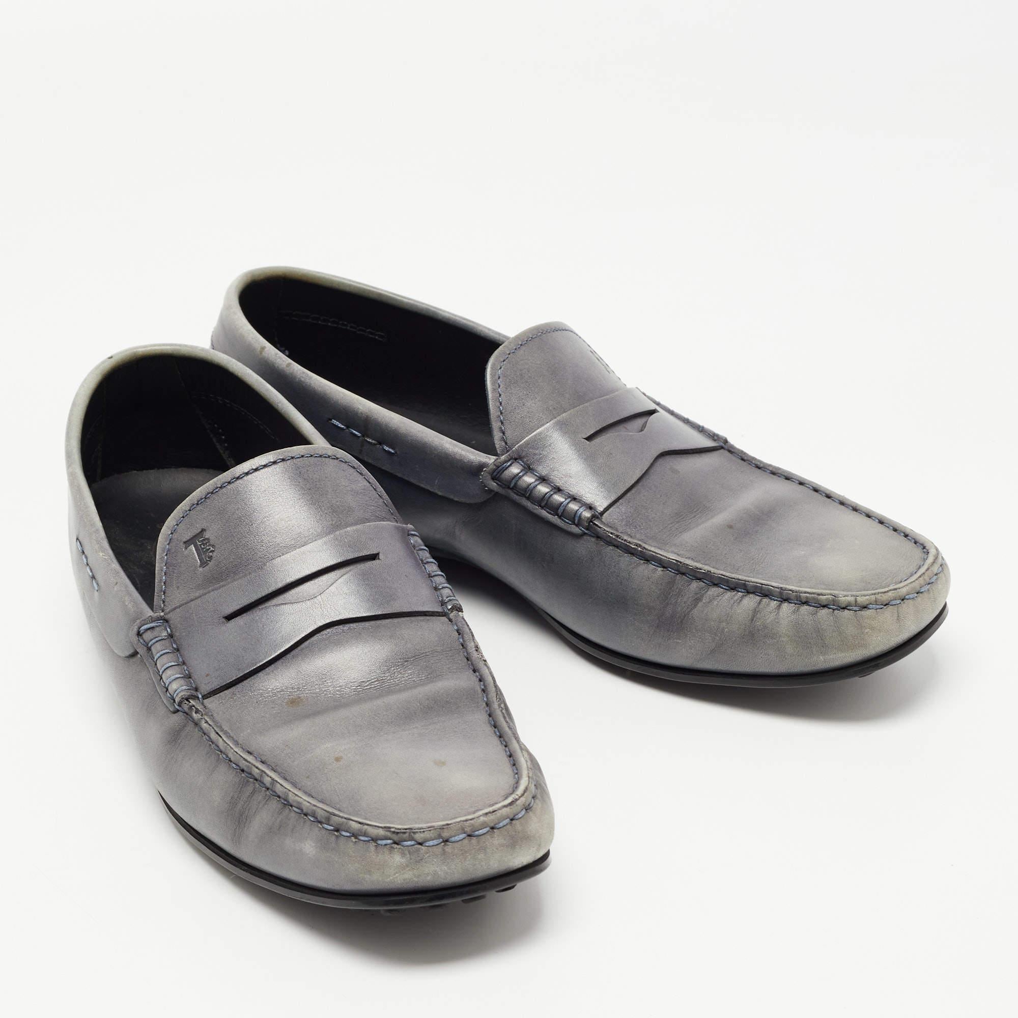 Tod's Grey Leather Penny Loafers Size 42 In Good Condition For Sale In Dubai, Al Qouz 2