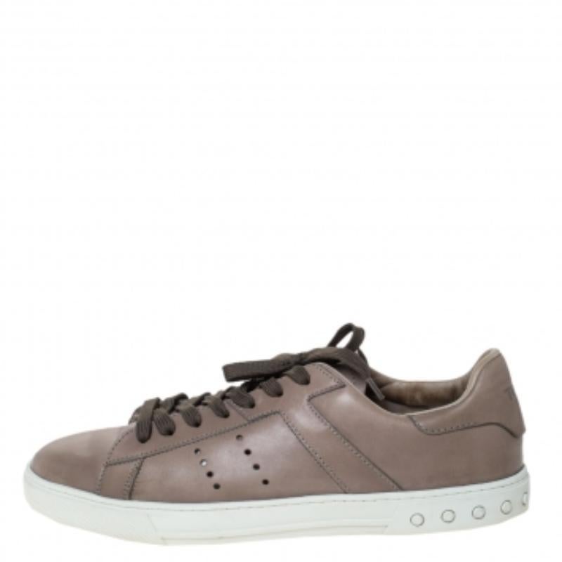 Tod's Grau Leder Perforierte Detail Low Top Spitze Up Turnschuhe Größe 45.5 im Zustand „Gut“ im Angebot in Dubai, Al Qouz 2