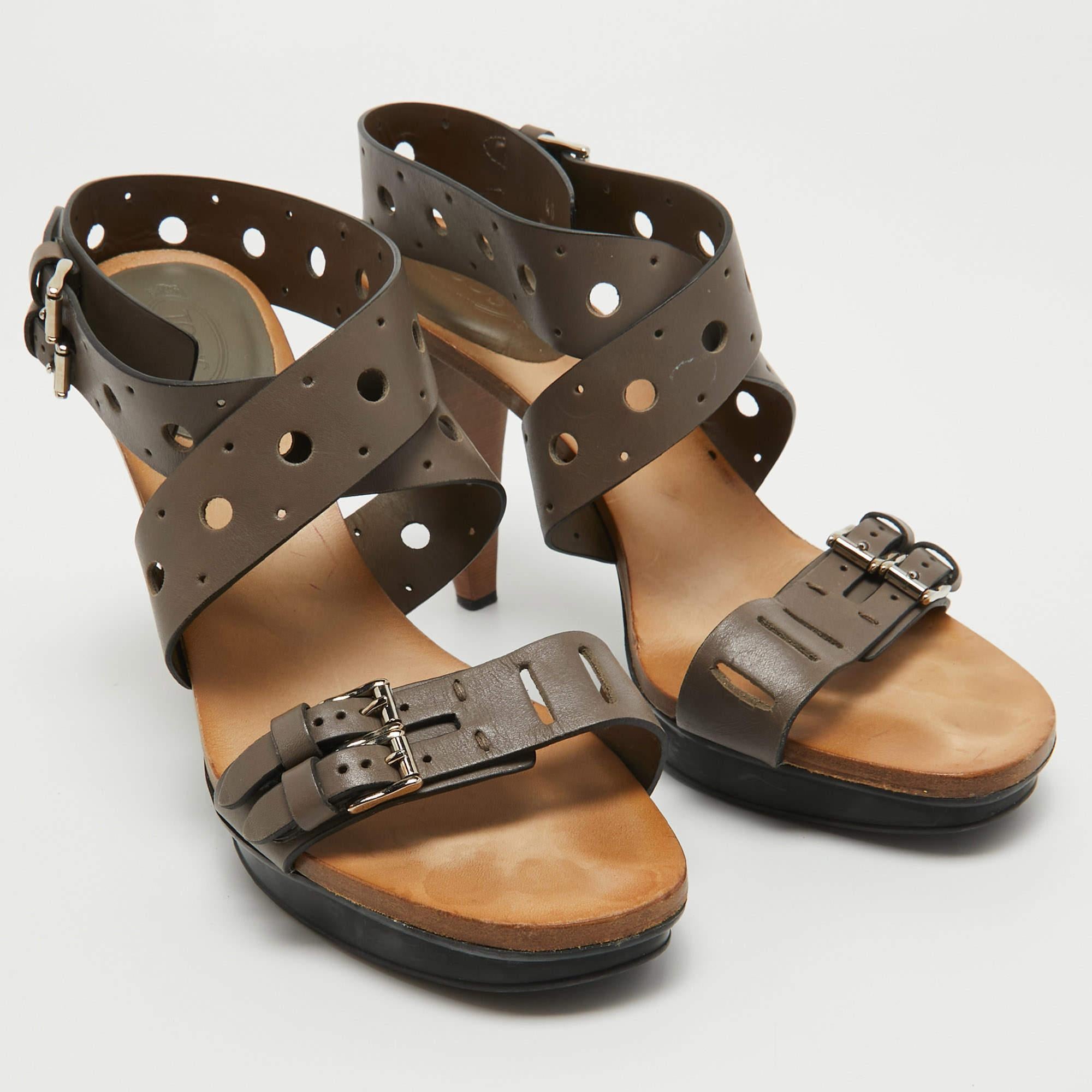 Tod's - Sandales à plateforme perforées en cuir gris - Taille 40 Excellent état - En vente à Dubai, Al Qouz 2