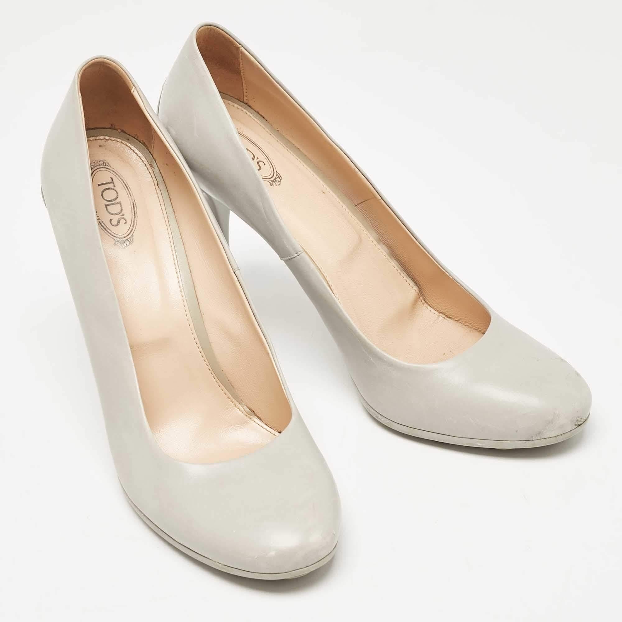 Tod's Pumps punta tonda in pelle grigia misura 39,5 In condizioni discrete in vendita a Dubai, Al Qouz 2