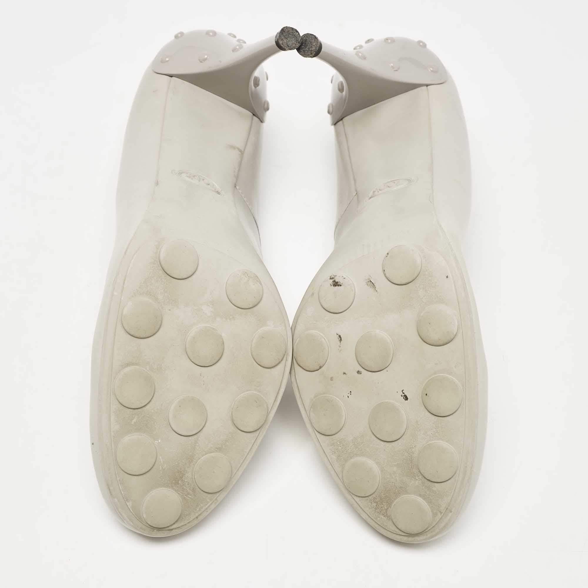 Tod's Pumps punta tonda in pelle grigia misura 39,5 in vendita 1