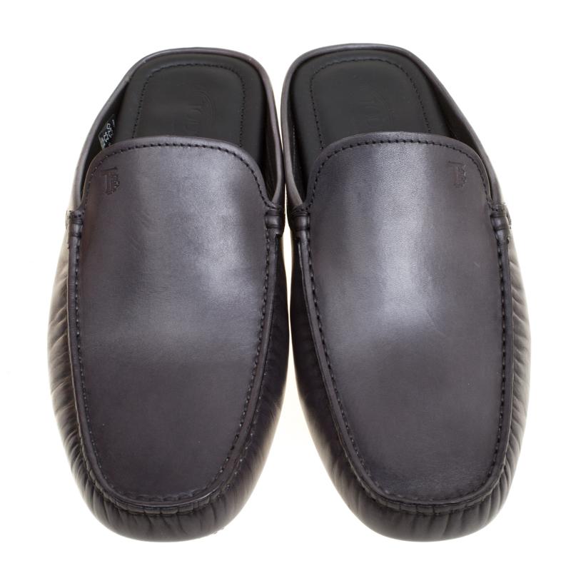 Its time to make your feet happy with these comfortable Sabot slides from Tod's. These grey slides are crafted from leather and feature an open back silhouette. They flaunt moc toes and come equipped with leather lined insoles and pebbled rubber