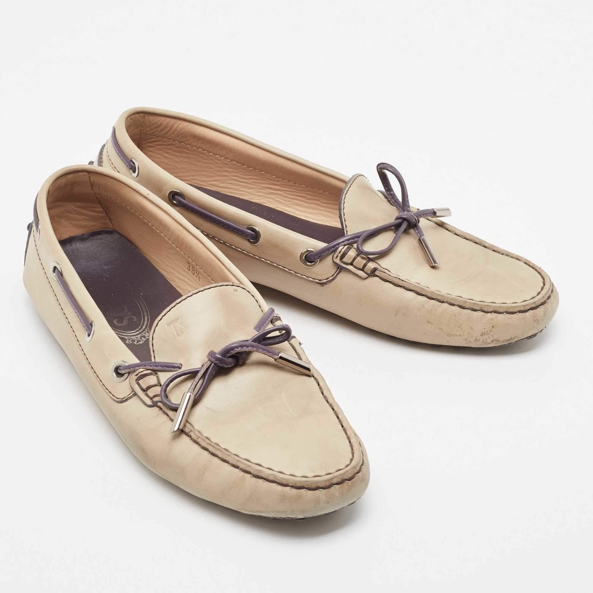 Tod's Grey Leather Slip On Loafers Size 38.5 In Fair Condition For Sale In Dubai, Al Qouz 2