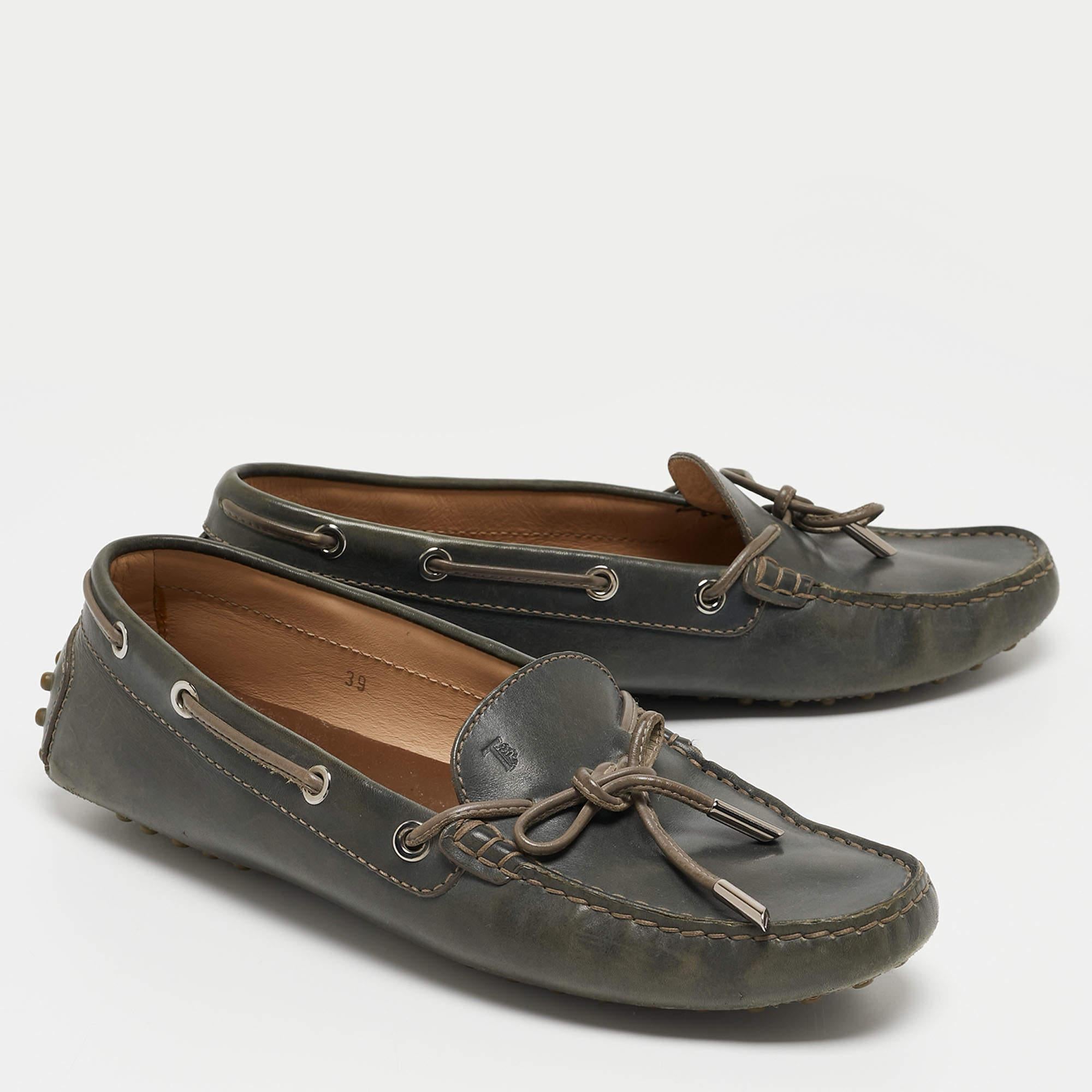 Tod's Grey Leather Slip On Loafers Size 39 In Fair Condition For Sale In Dubai, Al Qouz 2