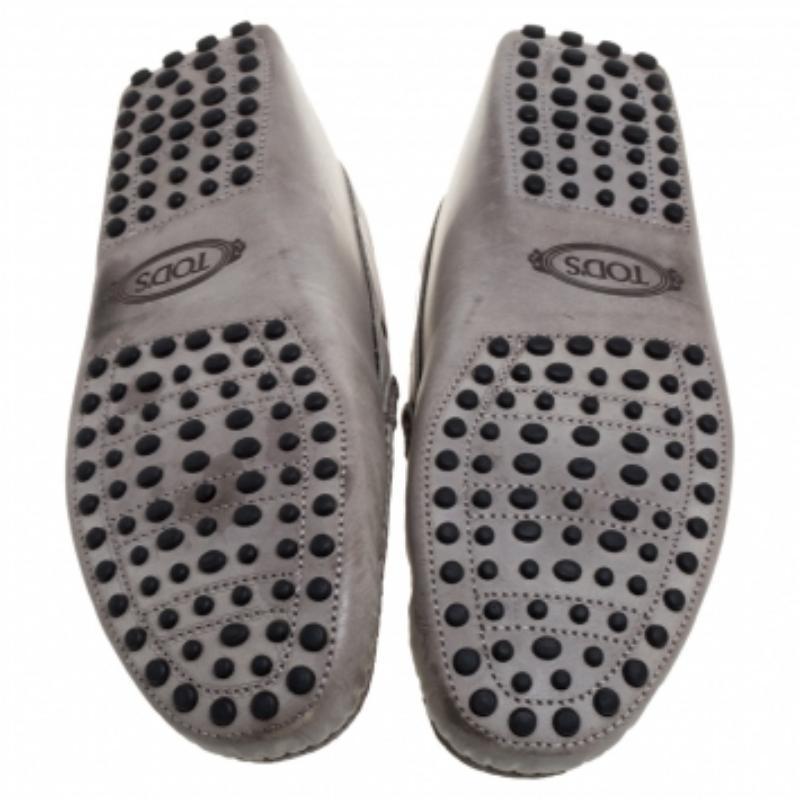 Tod's Grey Leather Slip On Loafers Size 41.5 In Good Condition For Sale In Dubai, Al Qouz 2