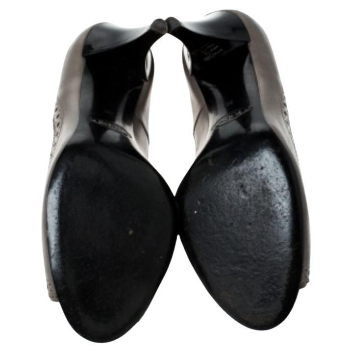 Migliora il tuo look aggiungendo al guardaroba queste décolleté di Tod's. Sono realizzate in pelle e disegnate con un motivo brogue all'esterno e nappe sulle punte. Completate da un tacco di 9 cm, queste décolleté grigie daranno un tocco di eleganza