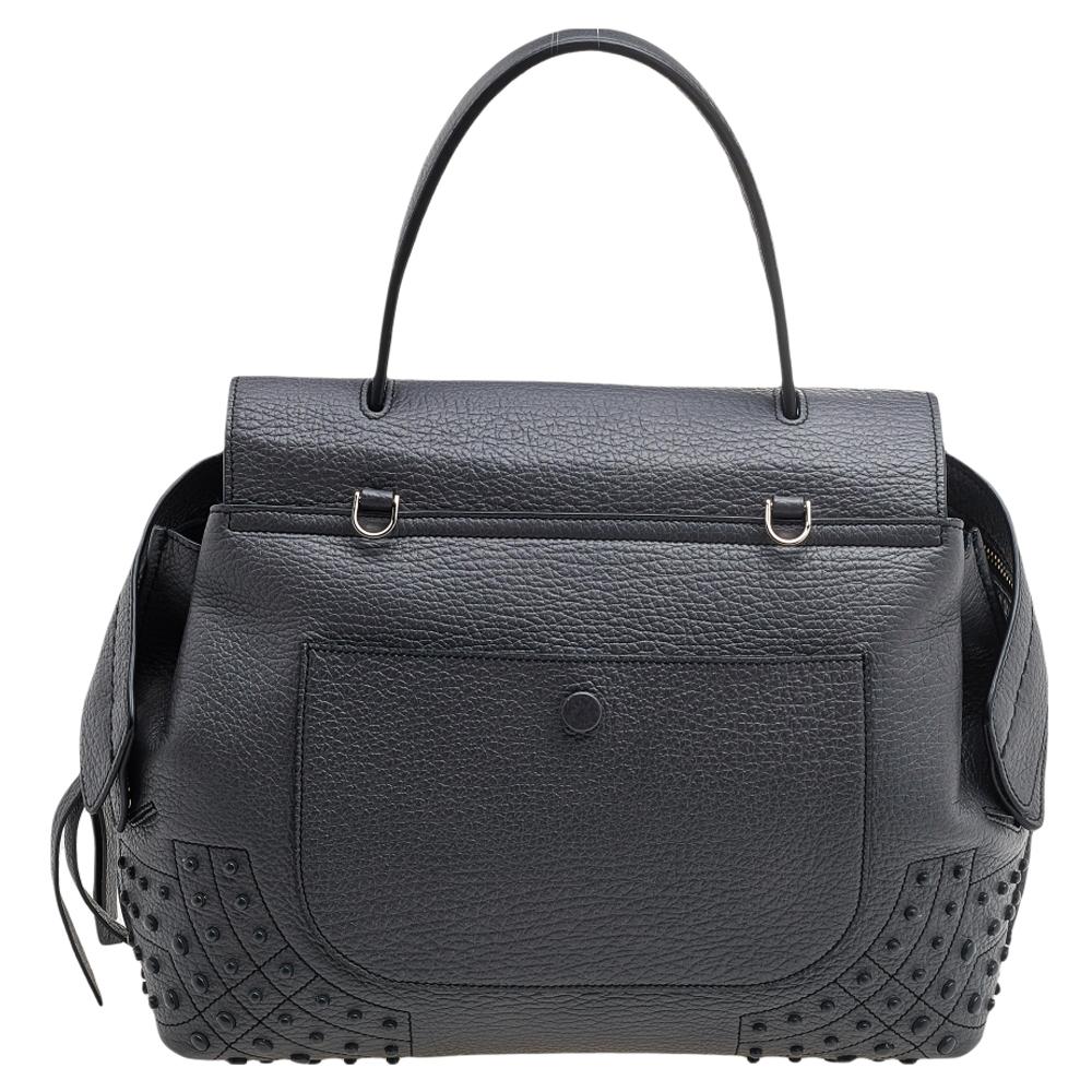 Have your things safely stored and your outfit effortlessly complemented with this Tod's Wave bag. It is constructed using grey leather and the exterior is detailed with studs. The top handle, shoulder strap, and spacious interior add to its
