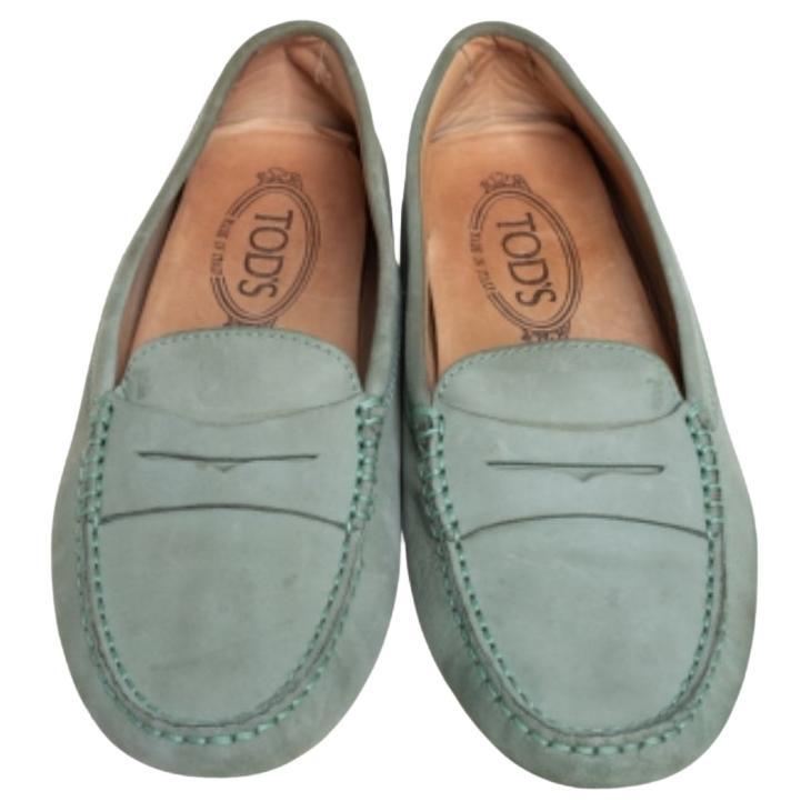 Acertados en estilo y comodidad, este par de mocasines de Tod's serán un gran complemento para tu colección de zapatos. Se han confeccionado en piel de nobuk gris y llevan correas Penny. Las plantillas de cuero y las suelas de guijarros completan de