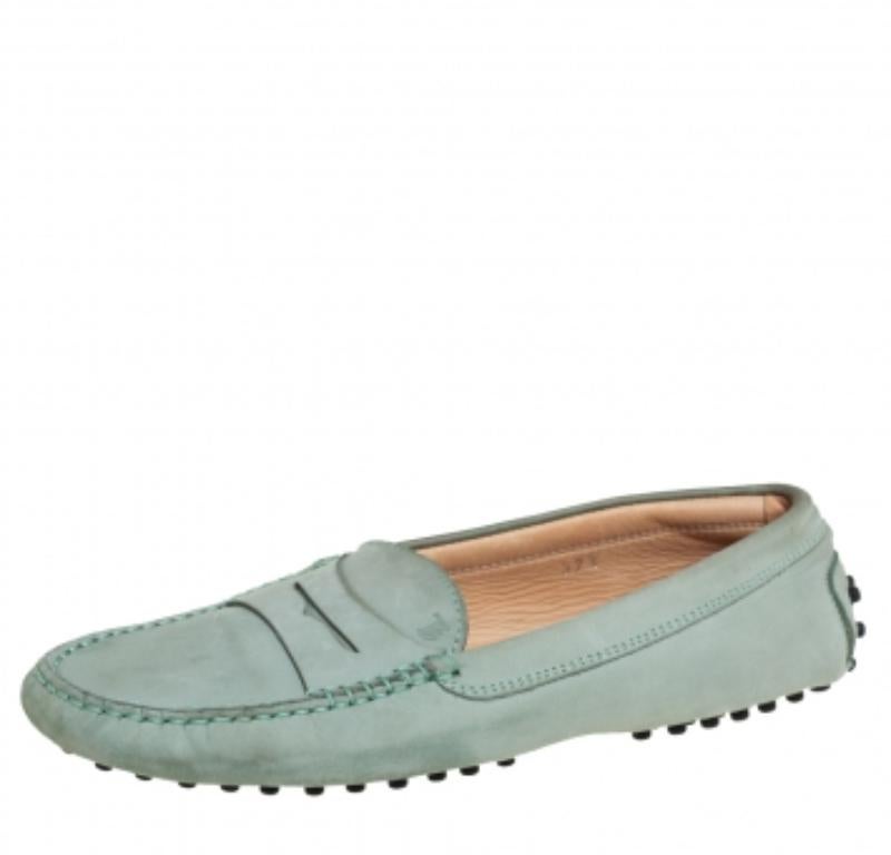 Mocasines Tod's Slip On de piel de nobuck gris talla 37.5 en Bueno estado para la venta en Dubai, Al Qouz 2