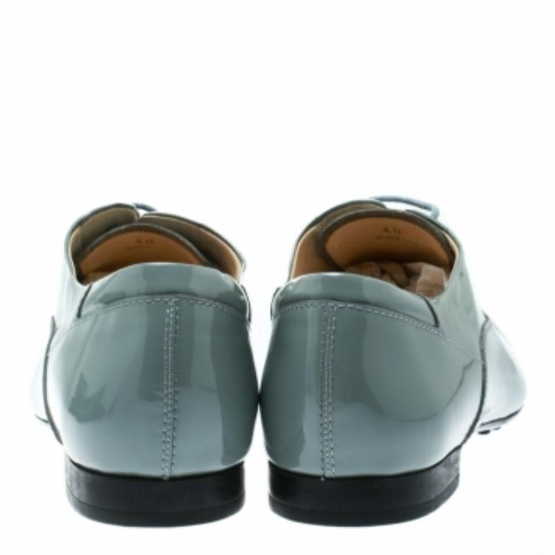 Gris Tod's - Oxford à lacets en cuir verni gris - Taille 40 en vente