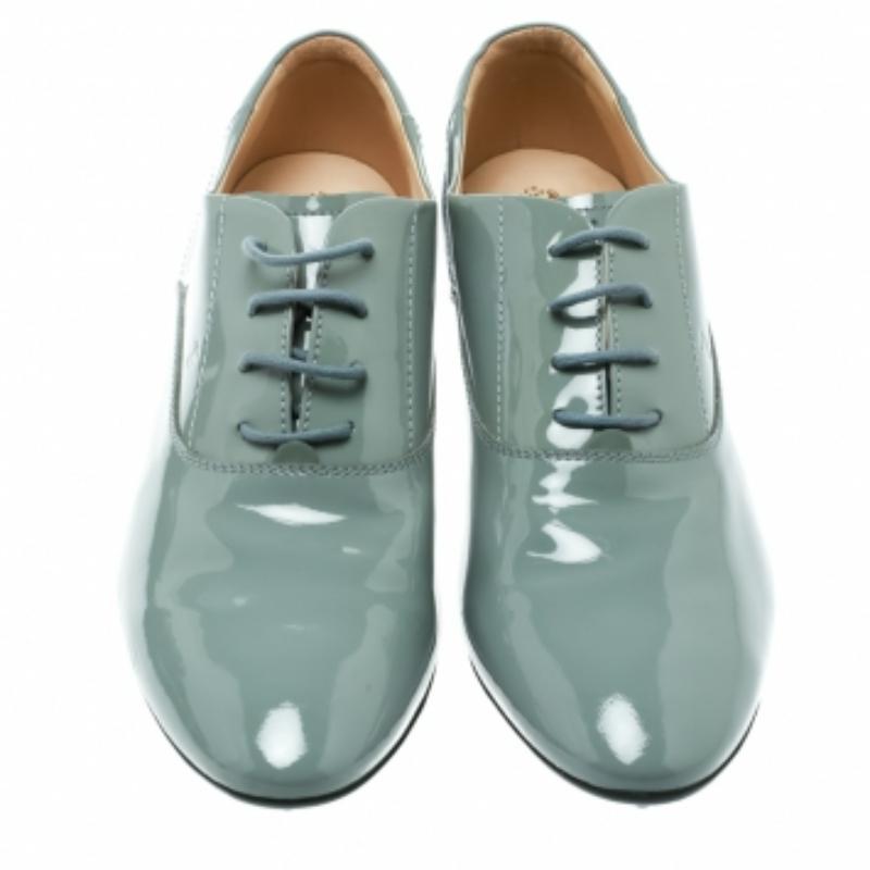 Tod's - Oxford à lacets en cuir verni gris - Taille 40 Bon état - En vente à Dubai, Al Qouz 2