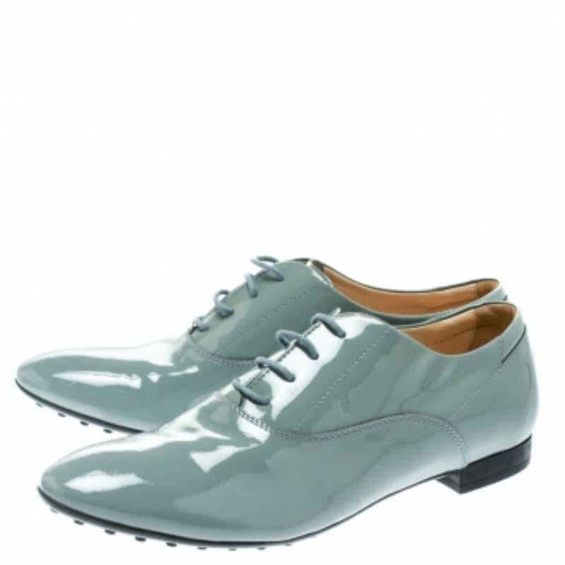 Tod's - Oxford à lacets en cuir verni gris - Taille 40 Pour femmes en vente