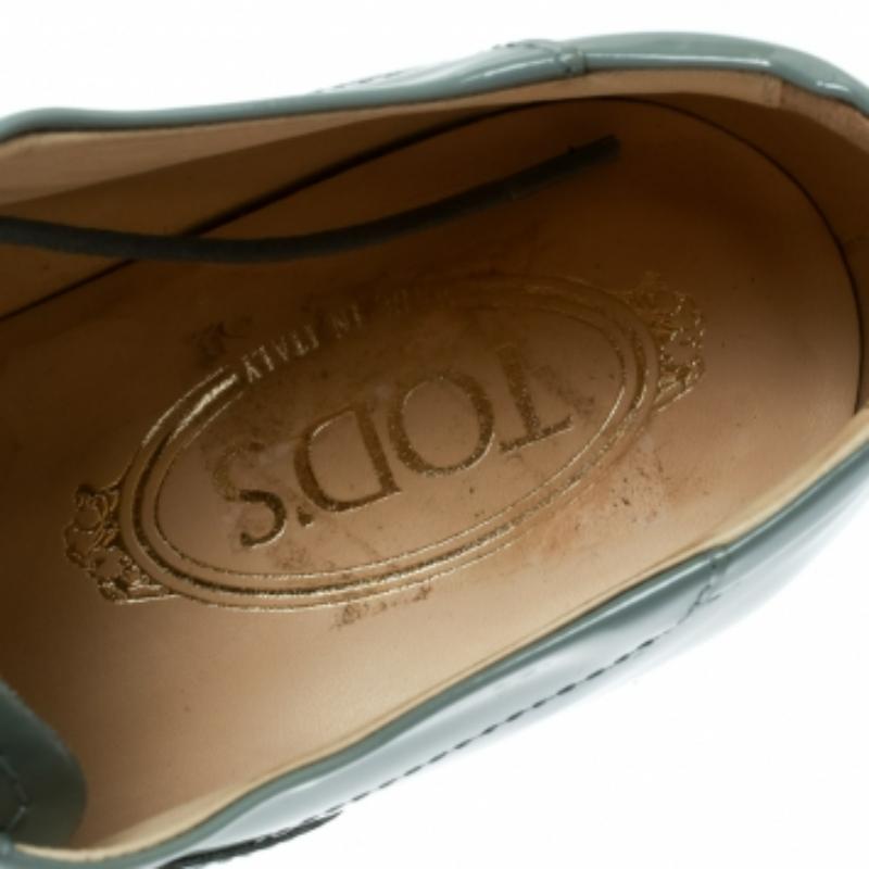 Tod's - Oxford à lacets en cuir verni gris - Taille 40 en vente 2
