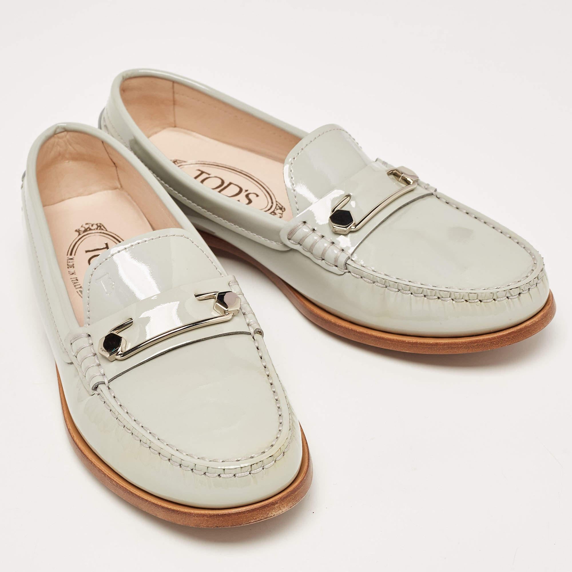Tod's Grey Patent Leather Slip On Loafers Size 35.5 In New Condition For Sale In Dubai, Al Qouz 2