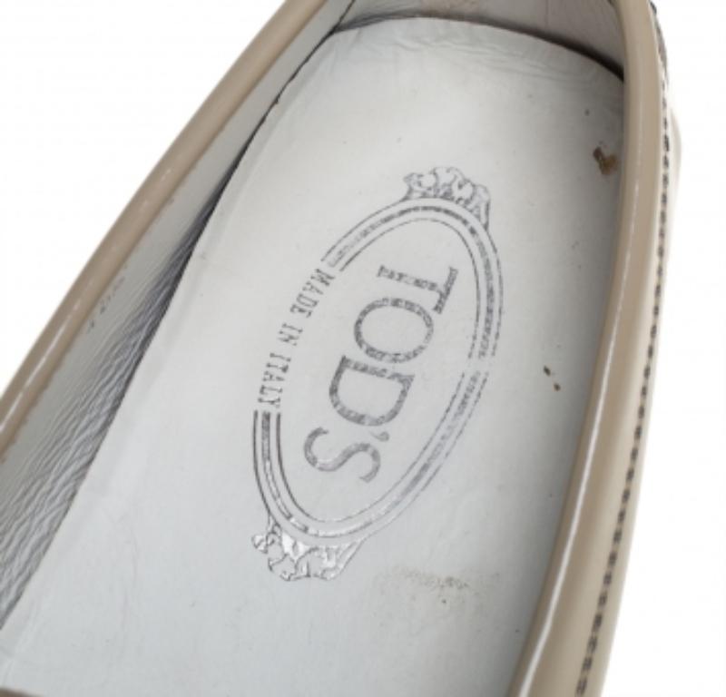 Tod's Grey Patent Leather Slip on Loafers Size 40.5 In Fair Condition For Sale In Dubai, Al Qouz 2