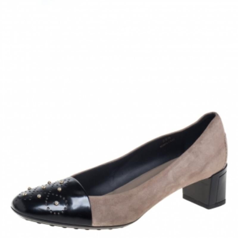 Stay comfortable throughout your day in these chic slip-on pumps from Tod's. The grey-hued suede and leather construction takes the form of round toes that are enhanced with metal embellishments and the pair is complete with 5 cm heels.