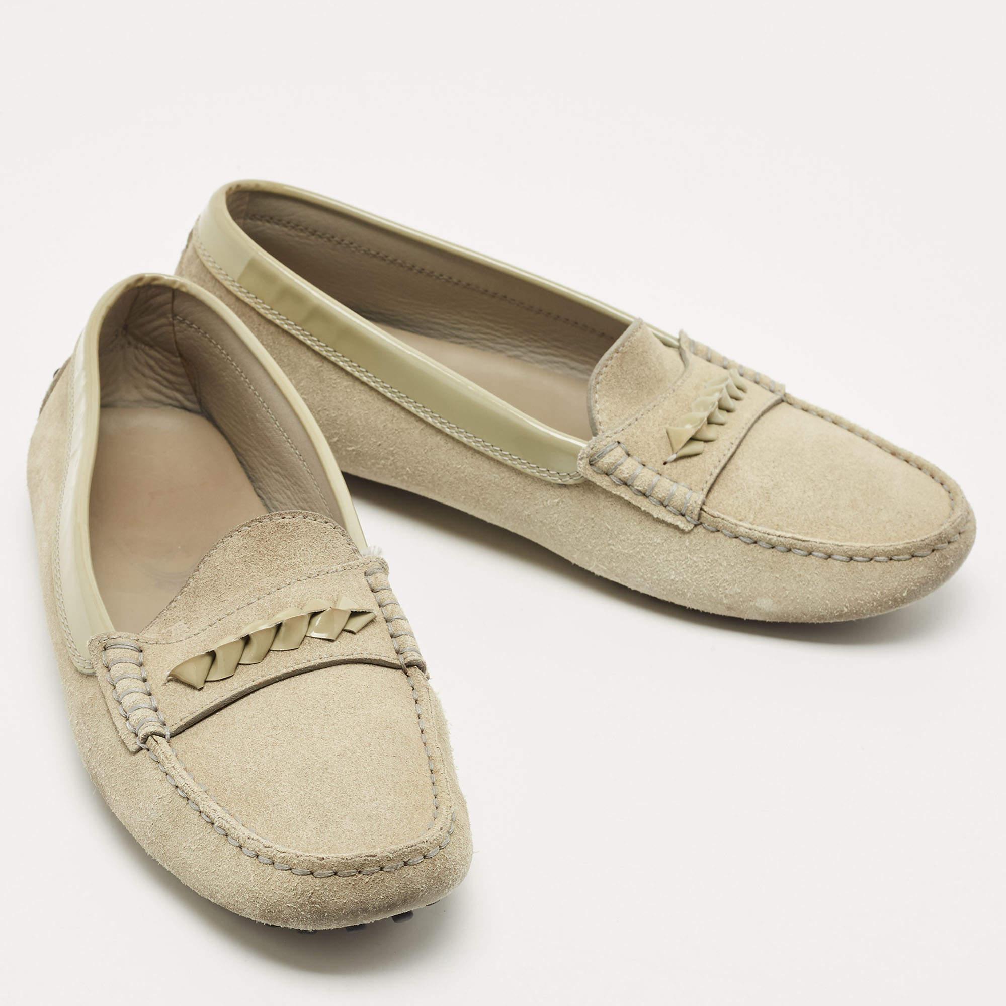 Tod's Grey Suede and Patent Leather Slip On Loafers Size 38 In Fair Condition For Sale In Dubai, Al Qouz 2