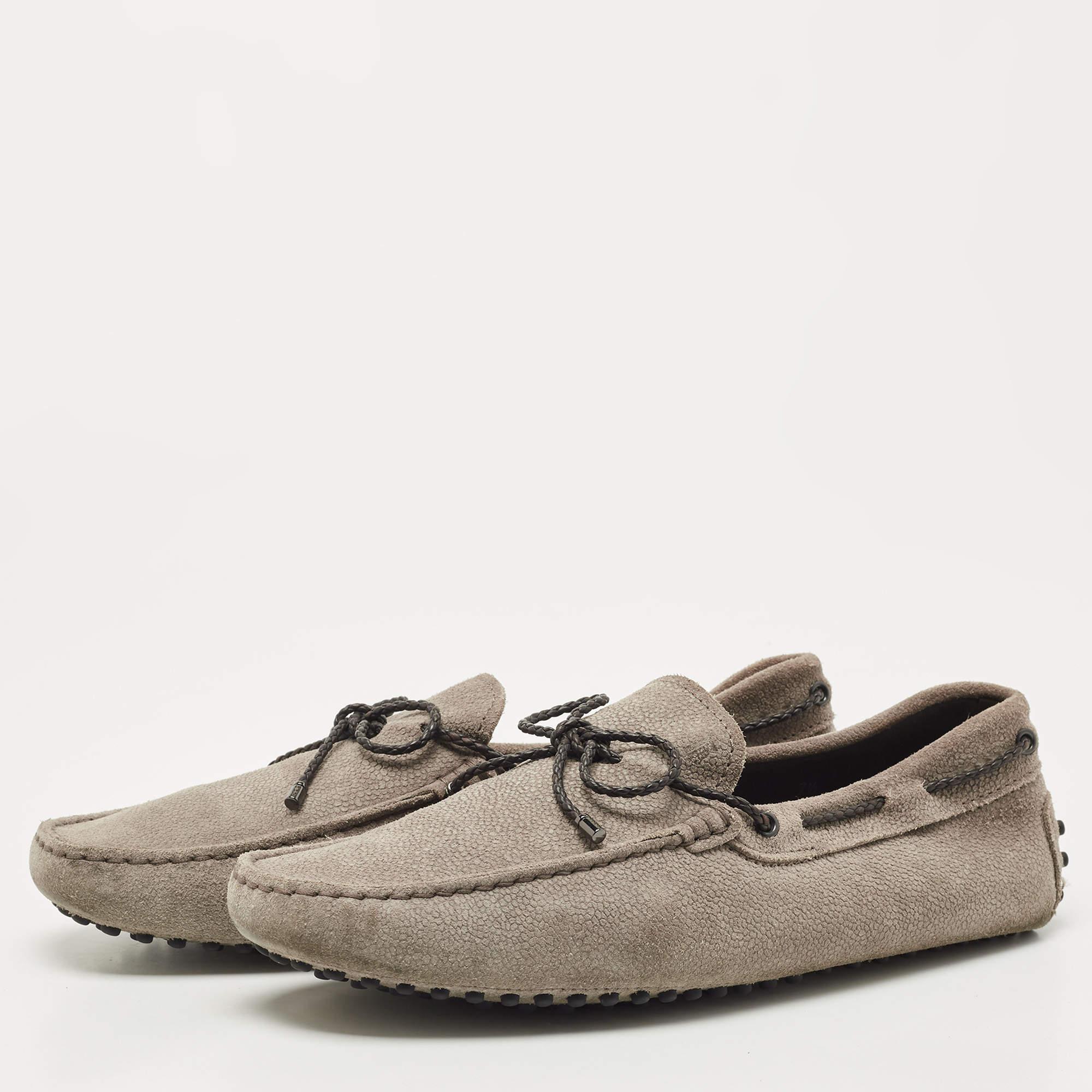 Pour compléter parfaitement vos tenues, nous vous présentons cette paire de mocassins qui ne parle que de style. Les chaussures ont été fabriquées avec savoir-faire et sont conçues pour être faciles à enfiler. Ils sont le choix idéal pour compléter