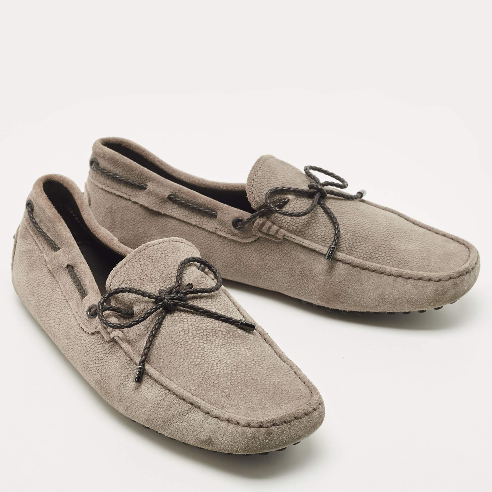 Tod's - Mocassins en daim gris avec nœud Taille 41.5 Bon état - En vente à Dubai, Al Qouz 2