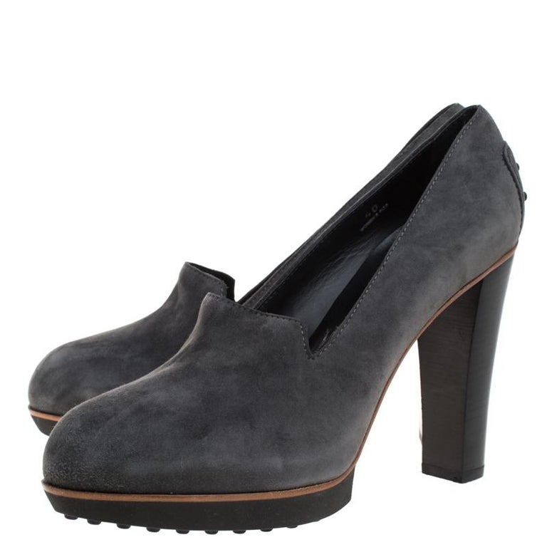 ongebruikt Productiecentrum onthouden Tod's Grey Suede Leather Block Heel Pumps Size 40 For Sale at 1stDibs |  grey suede pumps, grey suede heels, gray suede heels
