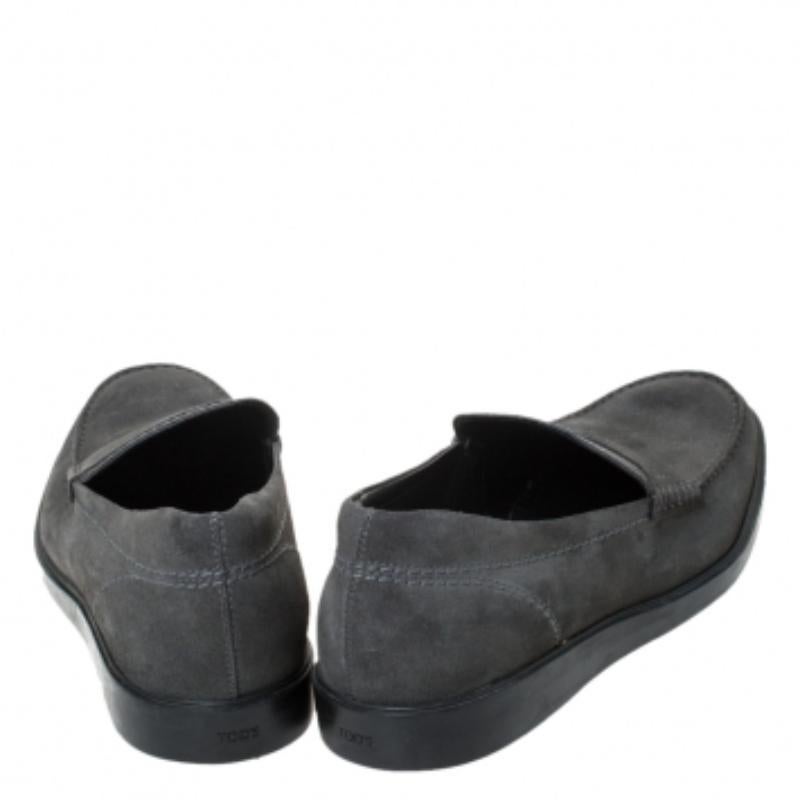 Tod's Graue Penny Loafers aus Wildleder Größe 41,5 (Schwarz) im Angebot