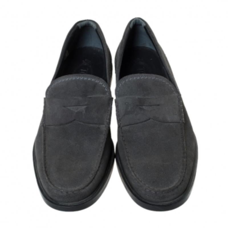 Tod's Graue Penny Loafers aus Wildleder Größe 41,5 im Zustand „Gut“ im Angebot in Dubai, Al Qouz 2
