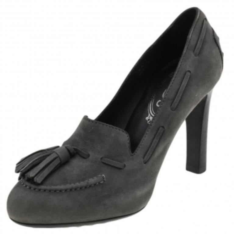 Tod's brings you this luxe pair of loafer pumps that will complement your casual as well as formal outfits. The exterior of the loafers has been crafted from grey suede while the insides have been luxuriously lined with leather. They are complete
