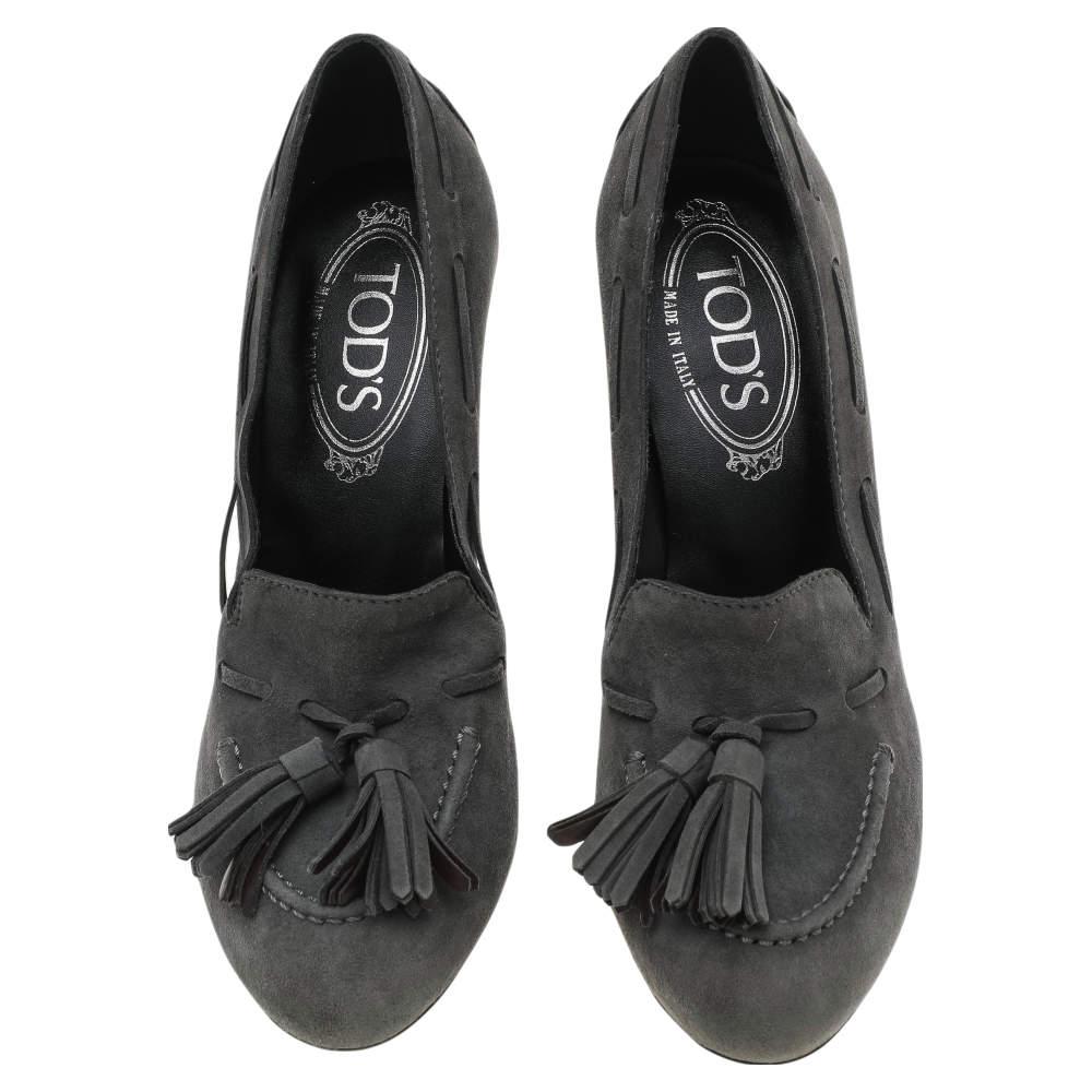 Tod's brings you this luxe pair of loafer pumps that will complement your casual as well as formal outfits. The exterior of the loafers has been crafted from grey suede while the insides have been luxuriously lined with leather. They are complete