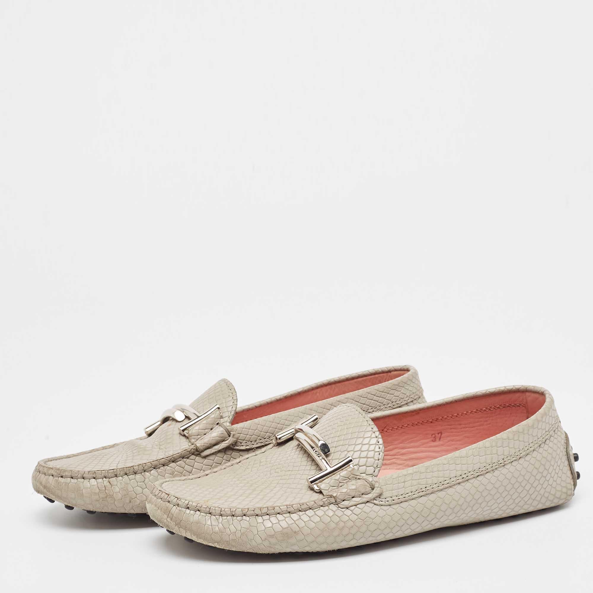 Cette paire confortable est votre premier choix lorsque vous partez pour une longue journée. Ces chaussures Tod's sont dotées d'une empeigne bien cousue et d'une semelle résistante.