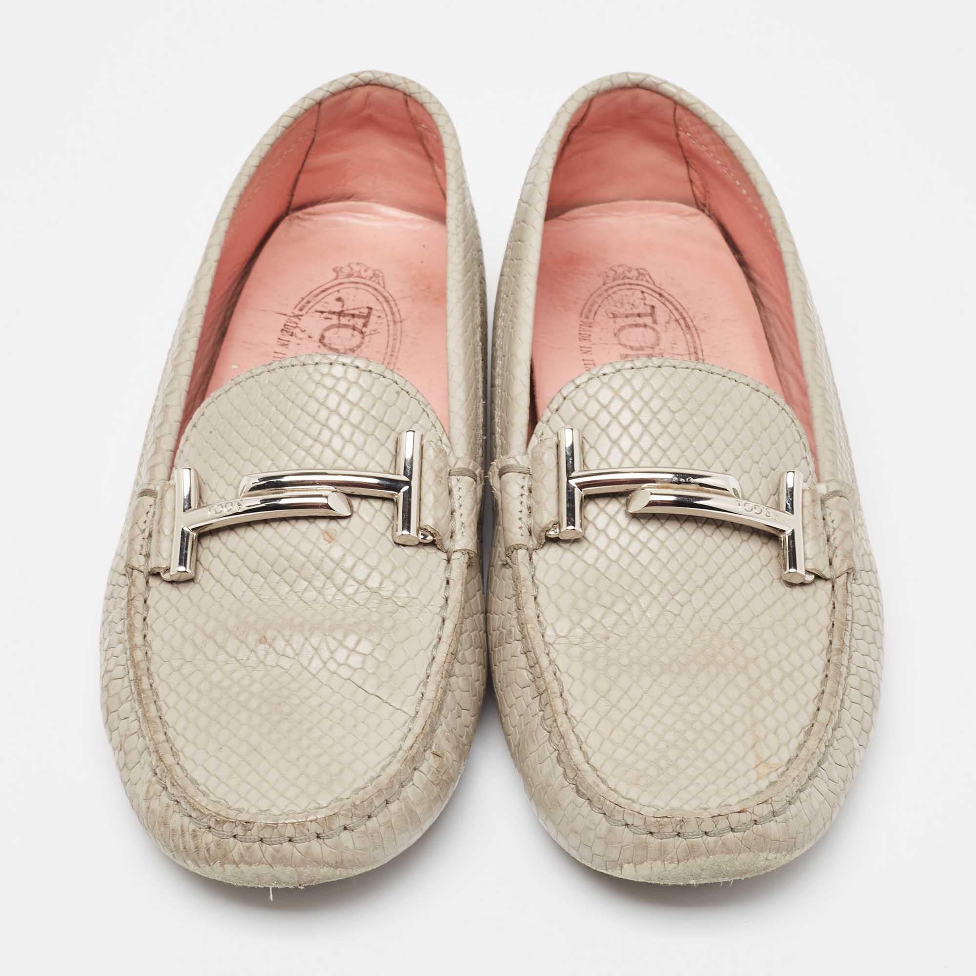 Beige Tod's - Mocassins gris texturés à double boucle en forme de T - Taille 37 en vente