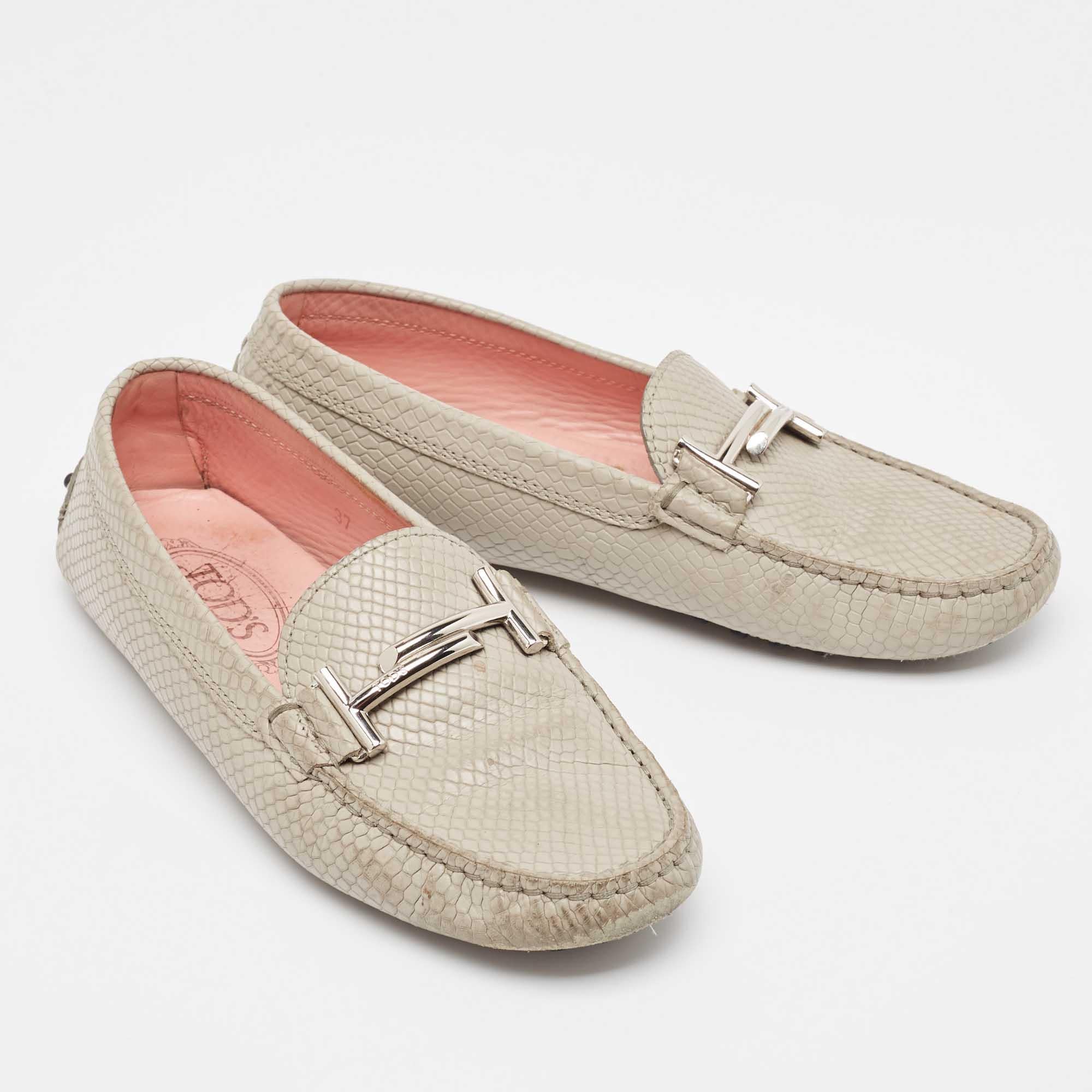 Tod's - Mocassins gris texturés à double boucle en forme de T - Taille 37 Excellent état - En vente à Dubai, Al Qouz 2