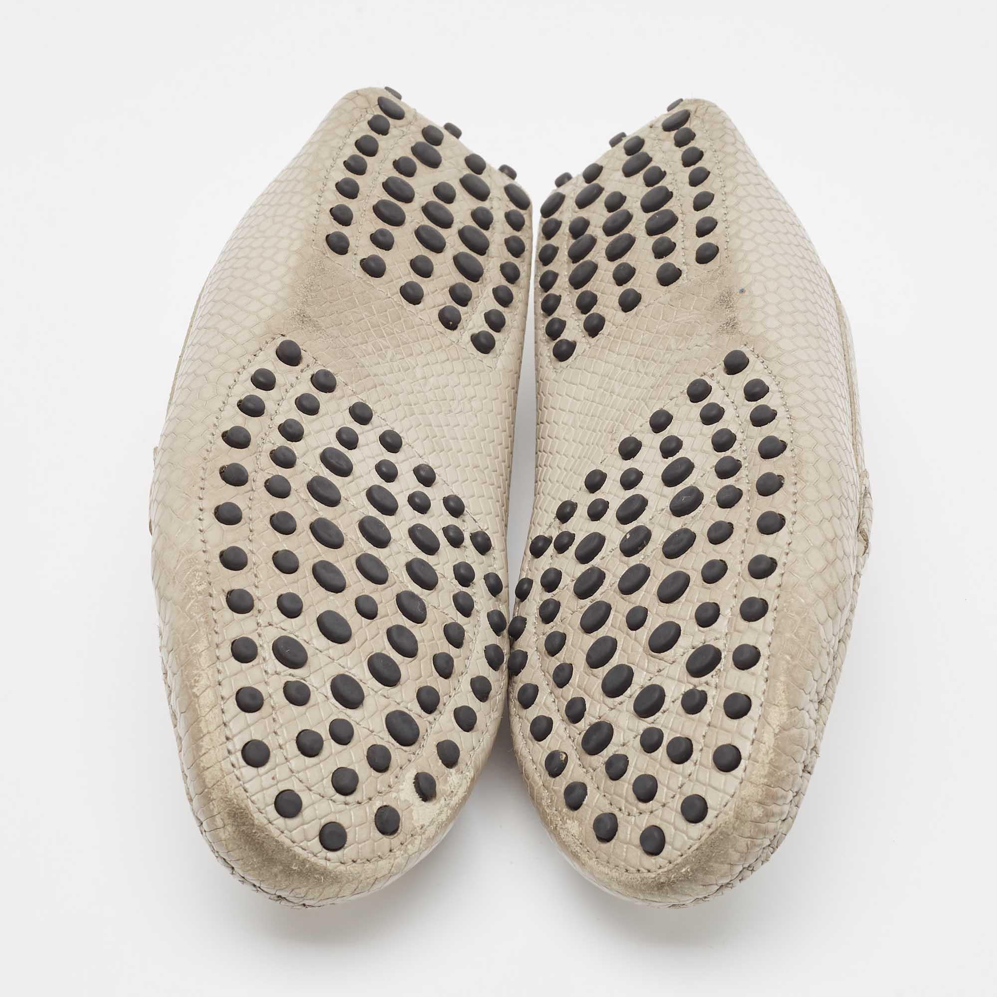 Tod's - Mocassins gris texturés à double boucle en forme de T - Taille 37 en vente 1