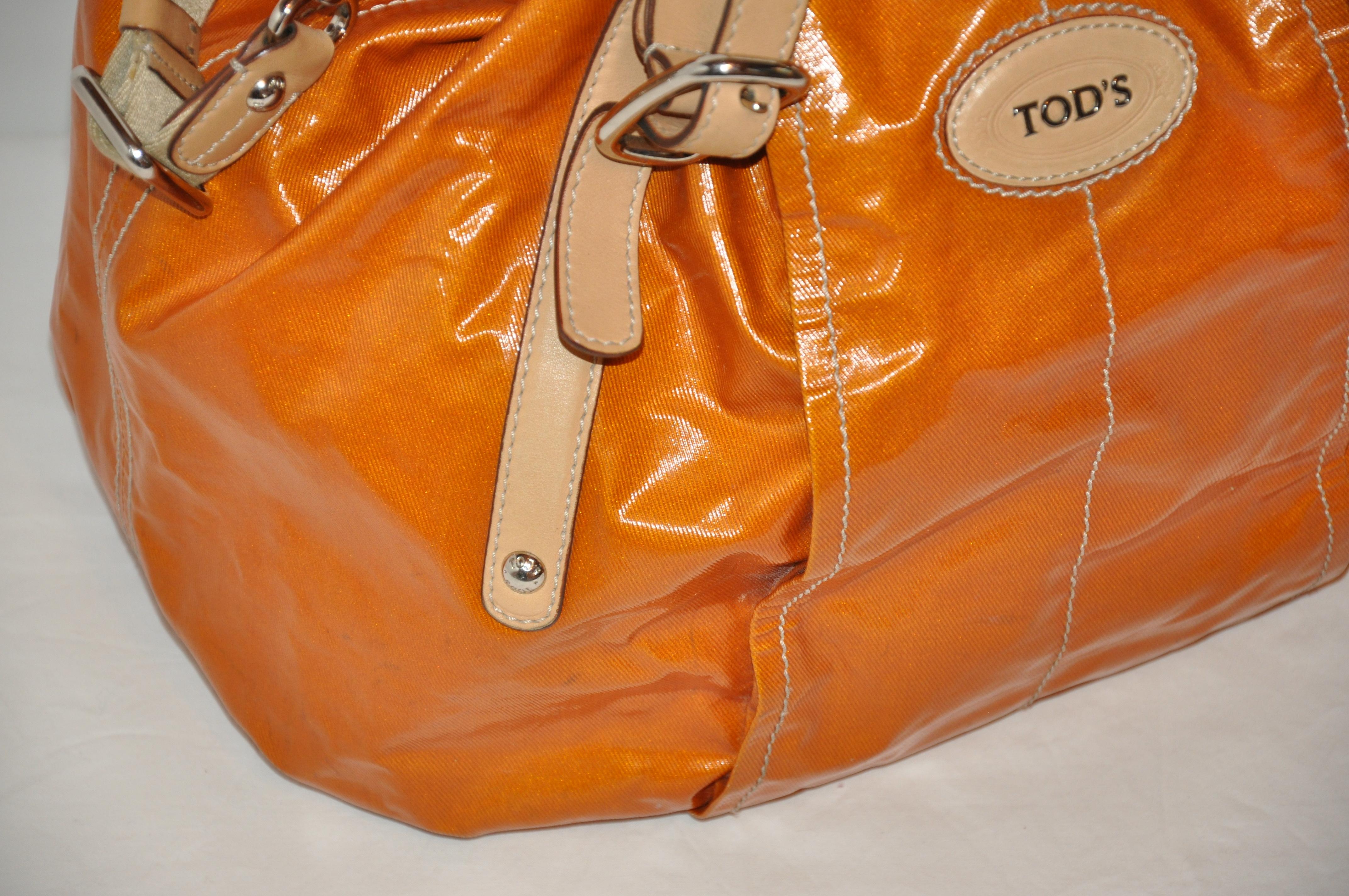 Tod's Große Warm Tangerine Leichte beschichtete Canvas Kordelzug Tasche  (Braun) im Angebot