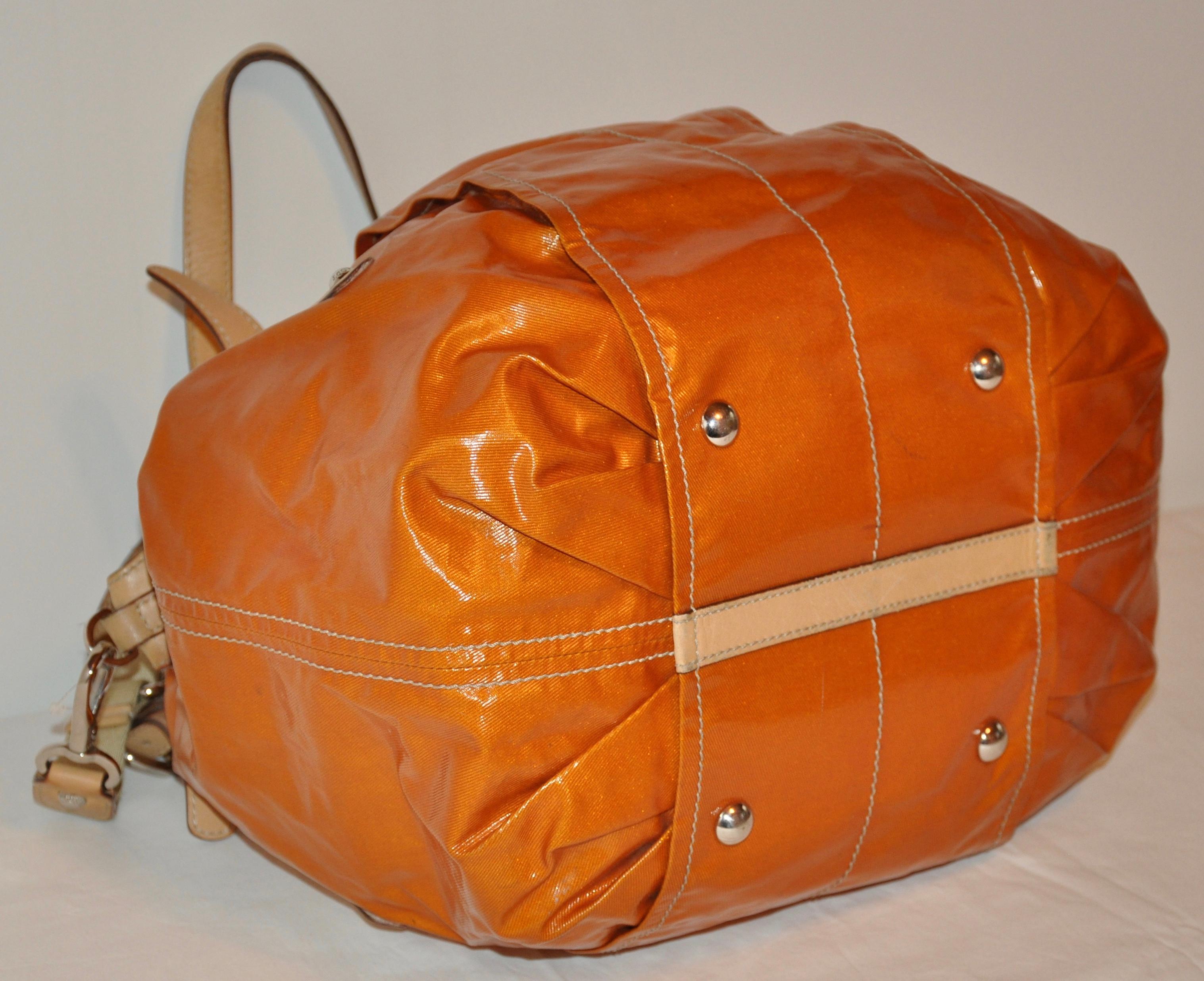 Tod's Große Warm Tangerine Leichte beschichtete Canvas Kordelzug Tasche  im Zustand „Relativ gut“ im Angebot in New York, NY