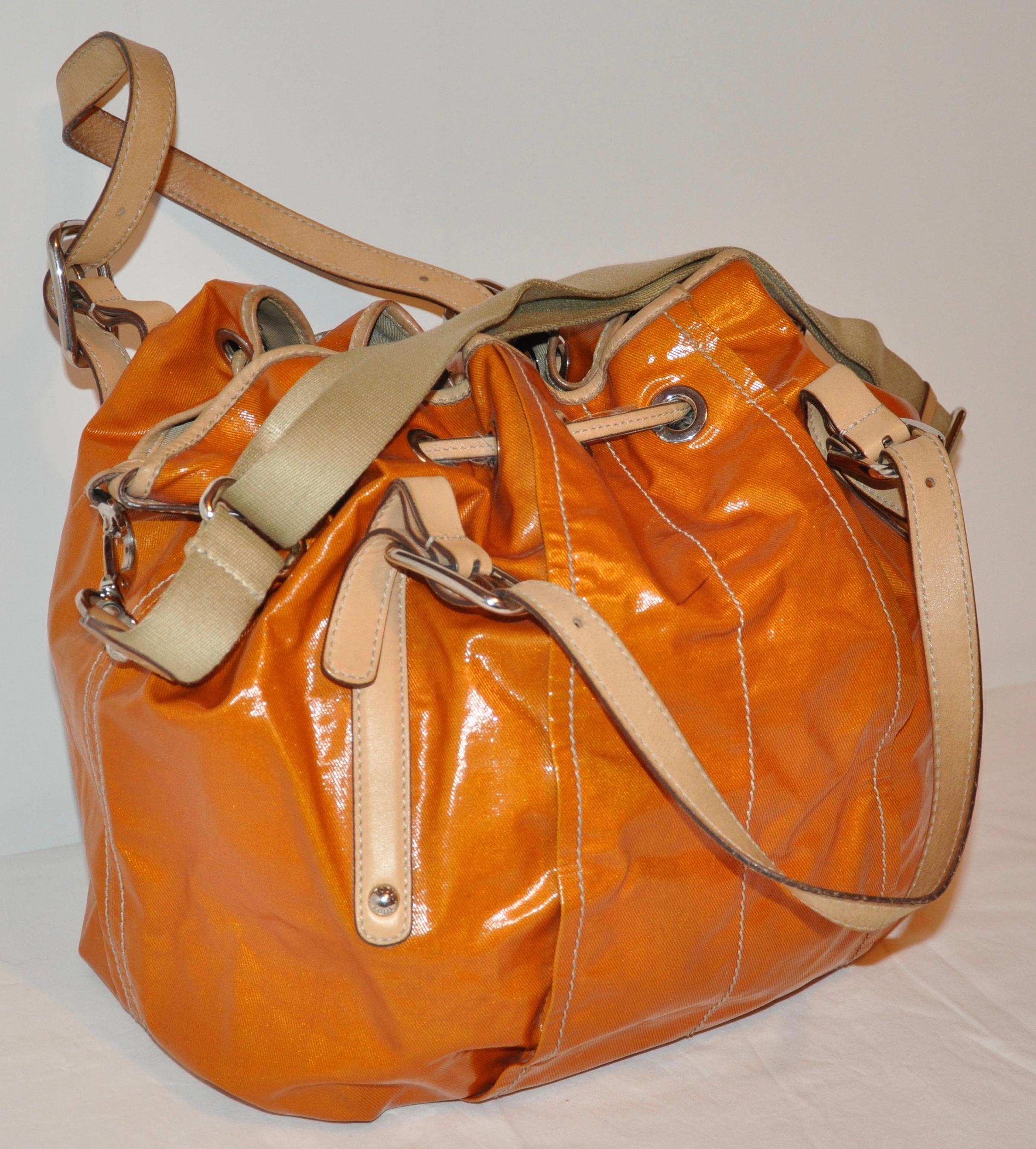 Tod's - Grand sac à cordon de serrage en toile légère et enduite Tangerine chaude  en vente 1