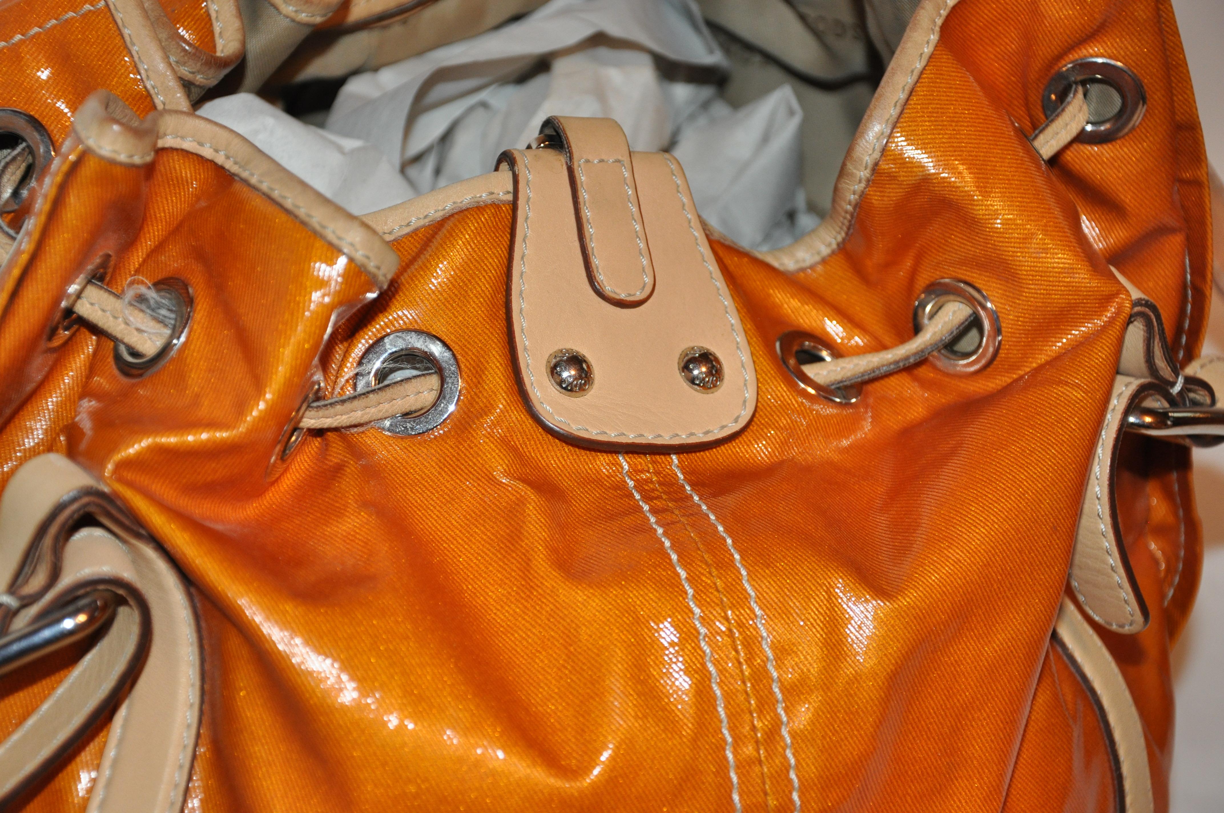 Tod's - Grand sac à cordon de serrage en toile légère et enduite Tangerine chaude  en vente 3